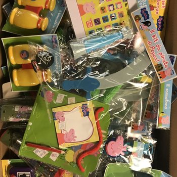MIX ZABAWEK ŚWINKA PEPPA (100 szt.) - Wypełnienie Skrzyni Skarb&oacute;w