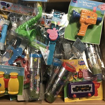 MIX ZABAWEK ŚWINKA PEPPA (100 szt.) - Wypełnienie Skrzyni Skarb&oacute;w