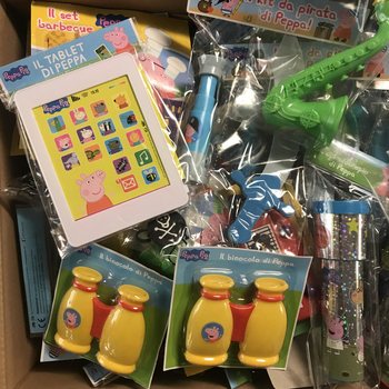 MIX ZABAWEK ŚWINKA PEPPA (100 szt.) - Wypełnienie Skrzyni Skarb&oacute;w