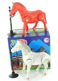 STAJNIA KOŃ I ZEBRA W PUDEŁKU